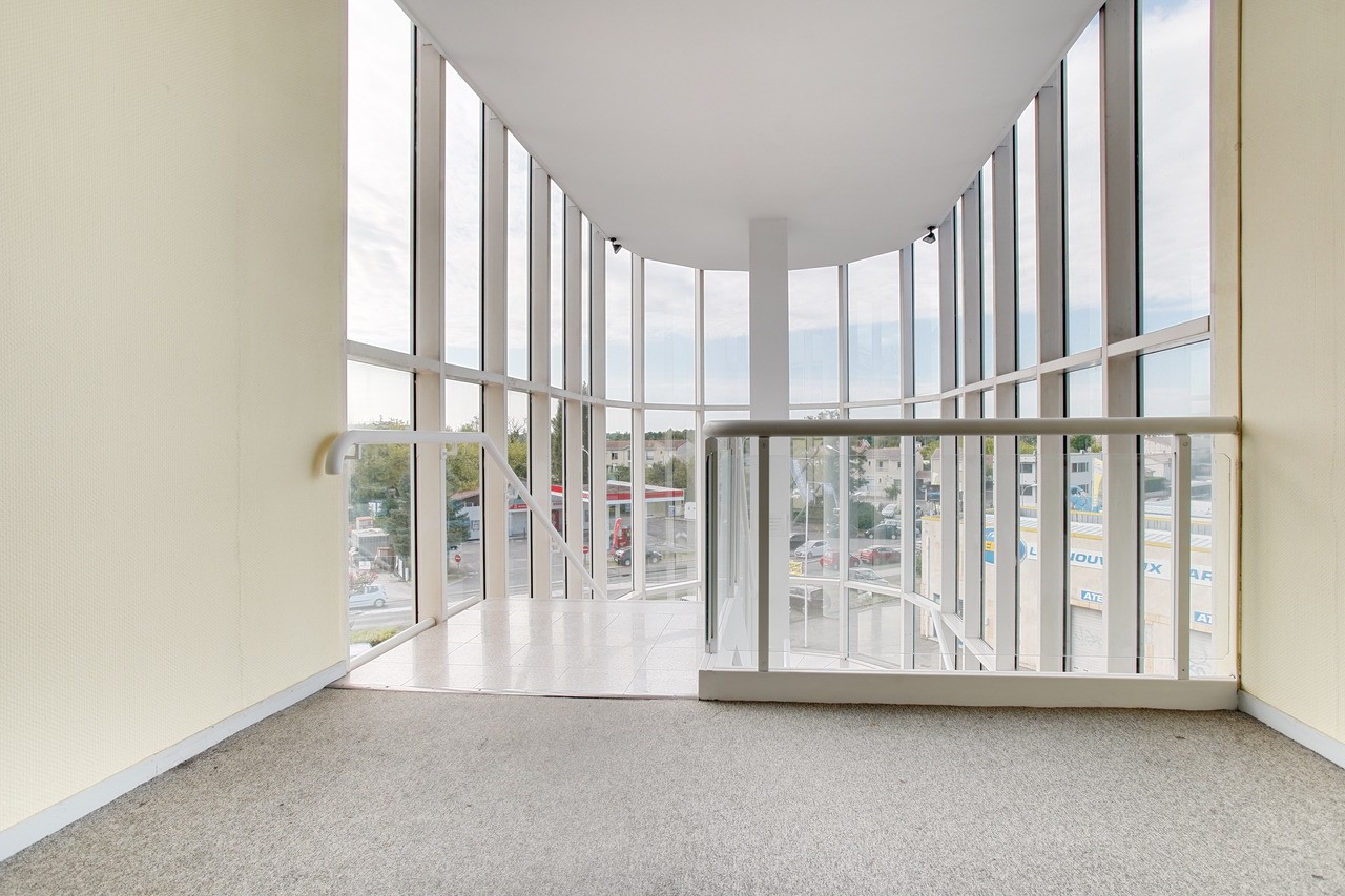 Villenave d'Ornon (rocade sortie 18 - Tram C) bureau type open space 45 m²