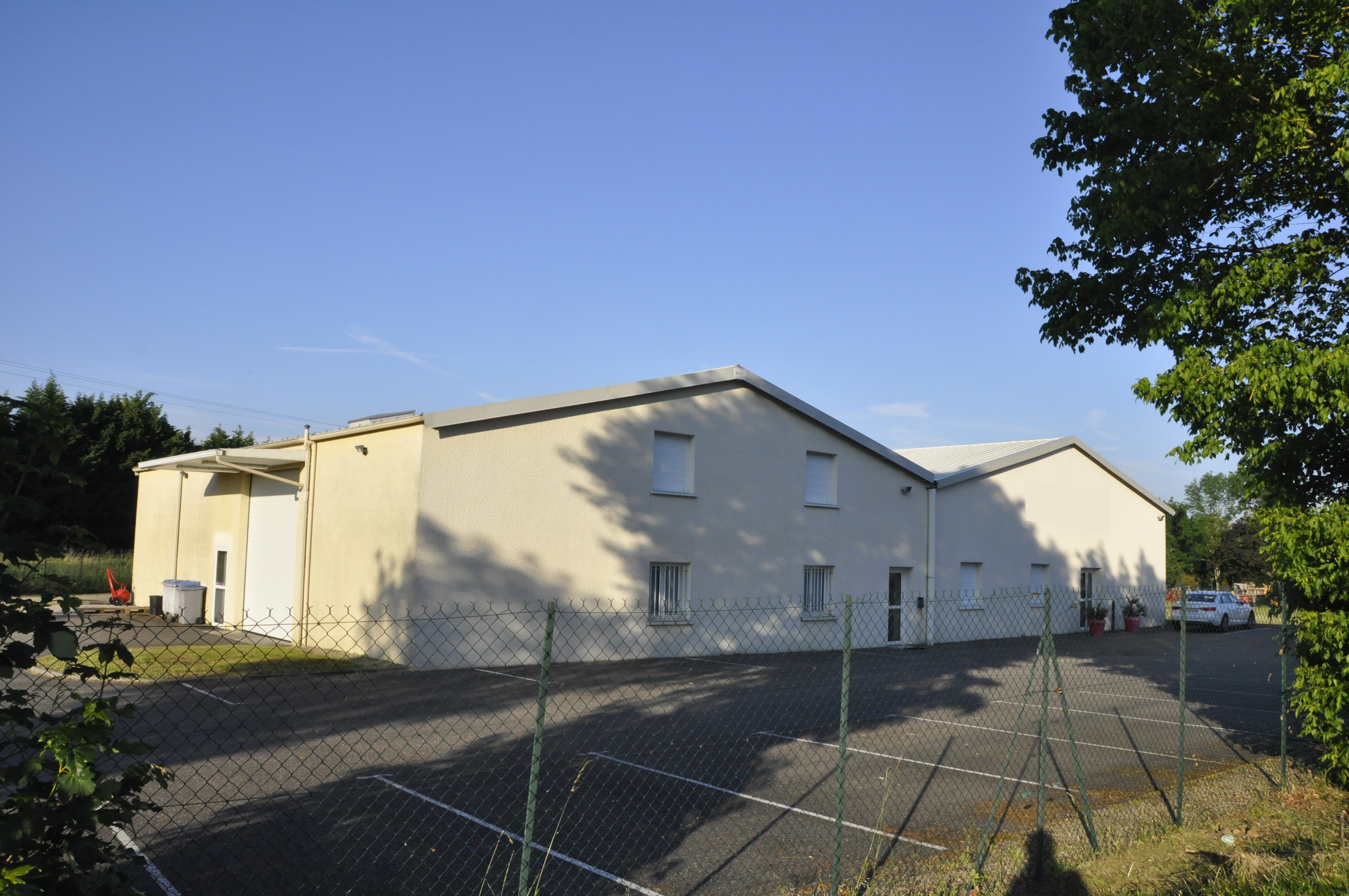 Local de 645 M²  sur terrain clos 4 539m² à Bourran - 47