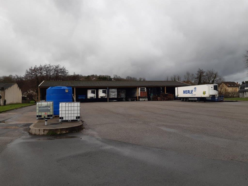 A Vendre - Foncier de 1.7 ha avec bureaux et atelier et de 3.9 ha  avec parking PL à Objat (19)