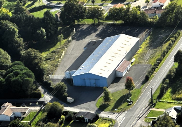 Bâtiment industriel de 1 800 m² avec atelier et bureaux neufs sur foncier de 10 000 m² à Chanteloup (79)