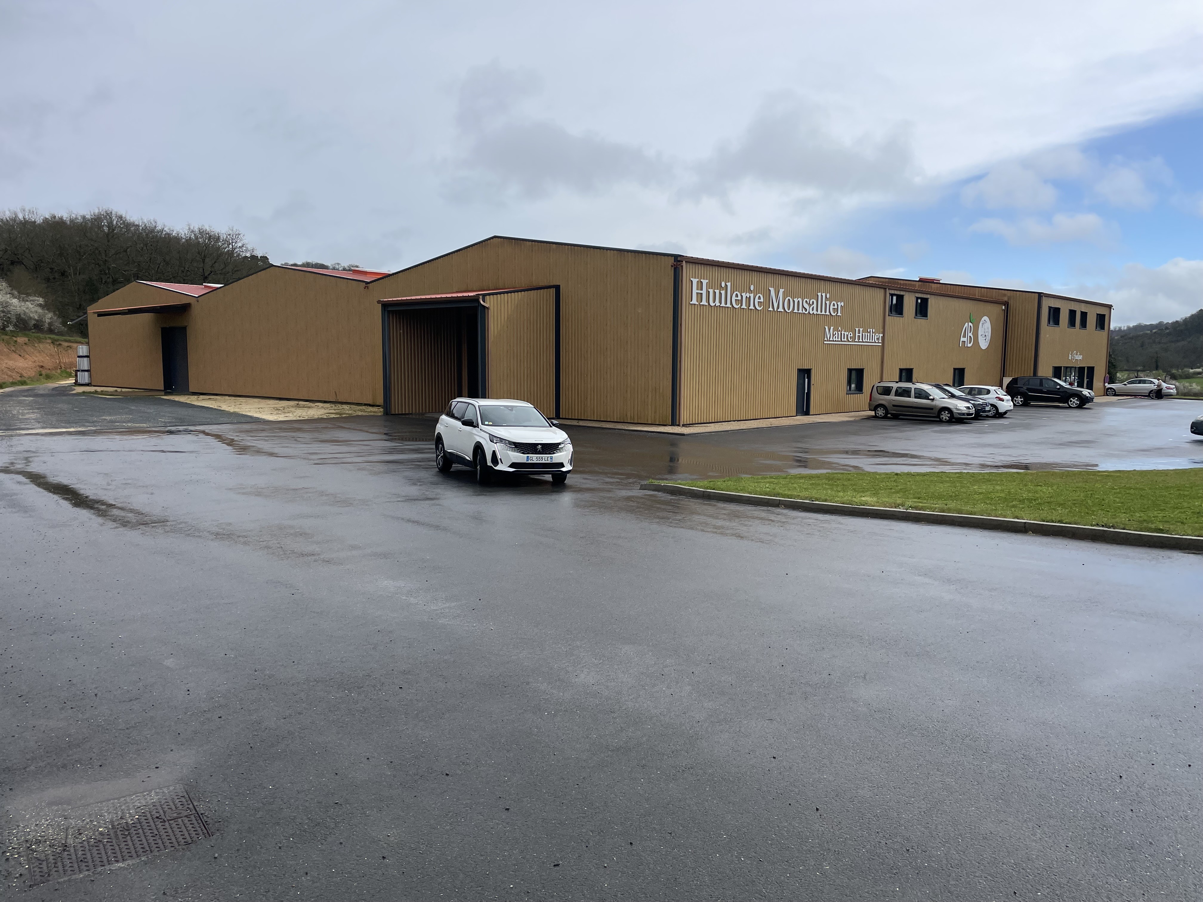Beau bâtiment industriel récent de 3 500 m² à louer ou vendre proche Périgueux (24)