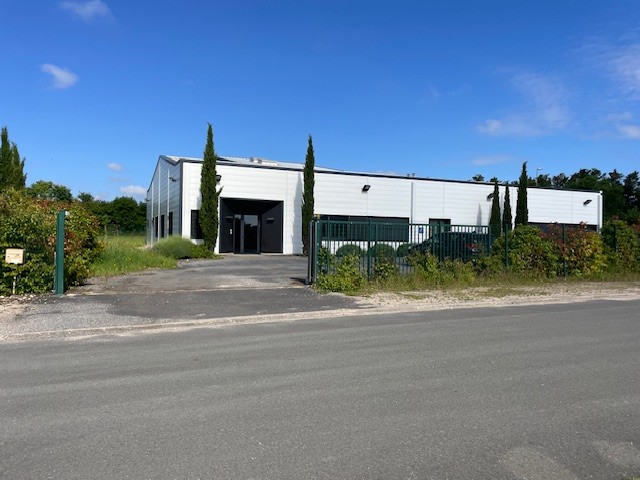 Local d'activité récent de 830 m² avec chambres froides sur terrain de 2200 m² à vendre à Surgères (17)