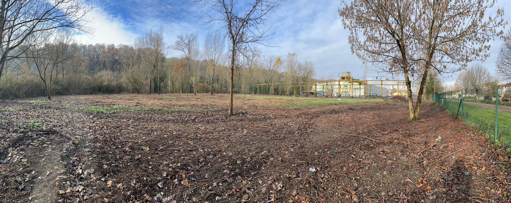 Terrain de plus de 2 ha avec bâtiment industriel de 2200 m² à vendre à Perigueux (24)