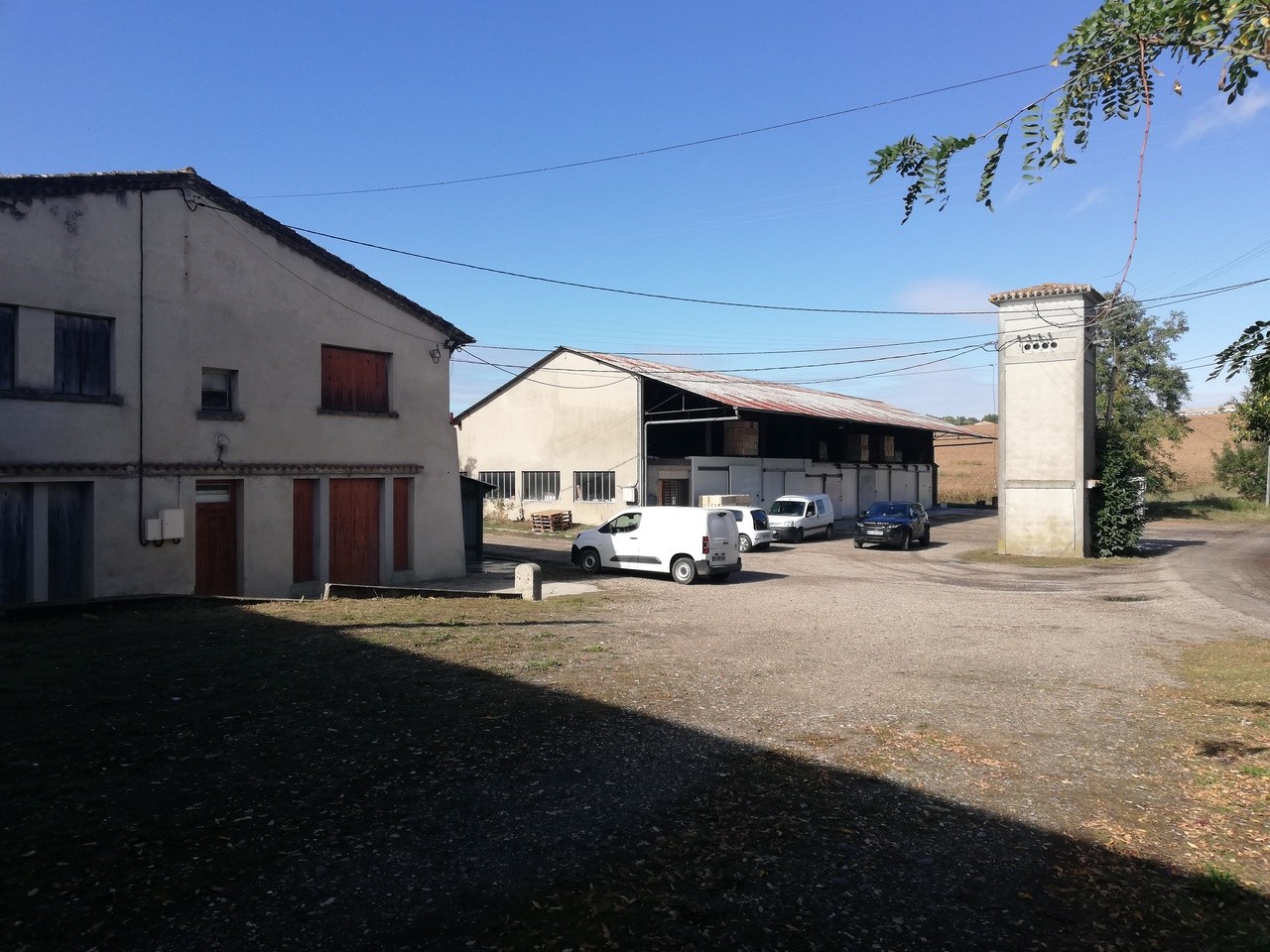 2 Bâtiments + 1 Maison sur Terrain de 9440 m2