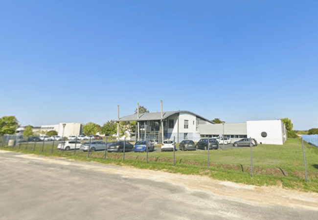 A louer ou à vendre bâtiment de 2350 m² à Saintes (17)