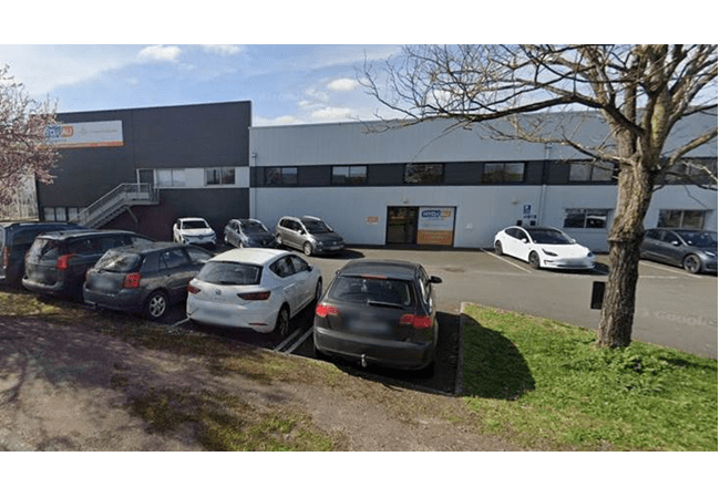 A louer ou vendre, ateliers et bureaux de 2 816 m² à Saintes (17)