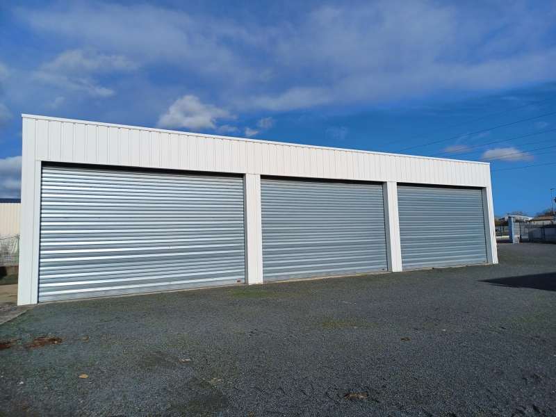 Bâtiment activité de 1120 m² à louer dans ZAE de Loudun (86)